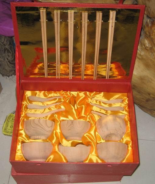 紅木餐具禮盒與紅豆杉工藝禮品 傳統(tǒng)工藝與現(xiàn)代需求的完美融合